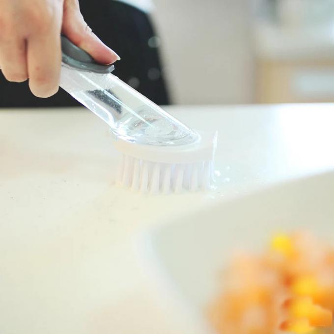 Χέρι κουζινών - κρατημένη πιάτων πλύσης δοχείων βουρτσών αυτόματη σαπουνιών διανομής πιάτων καθαρή βούρτσα λαβών βουρτσών μακριά